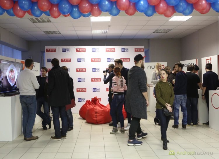Шоу-рум JD.ru: протестируйте гаджеты перед заказом. Фото.