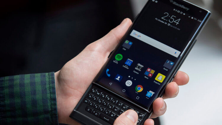 В словах главы BlackBerry услышали намек на второй Android-телефон. Фото.