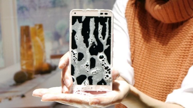 Мечта чистоплюя: какой смартфон можно мыть с мылом? Фото.