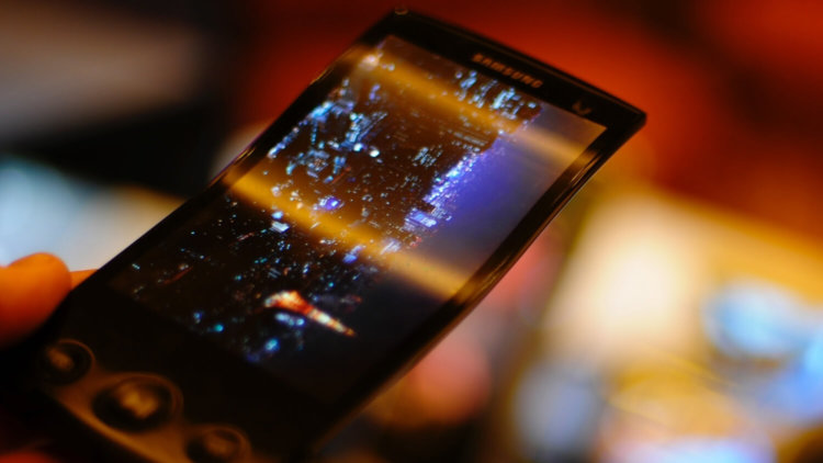 Первый гнущийся смартфон от Samsung увидит свет в конце 2016 года. Фото.