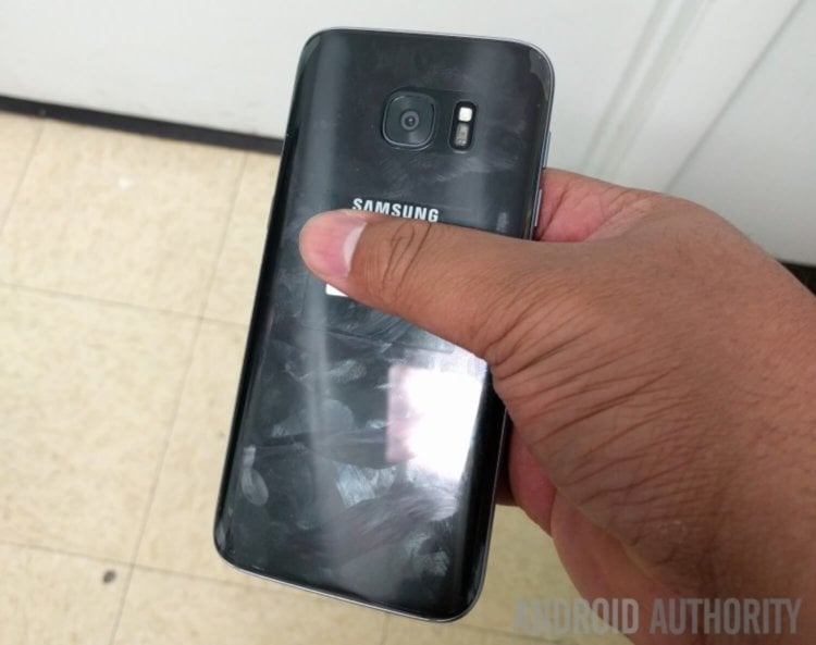 Samsung Galaxy S7 показался на «живом» видео. Фото.