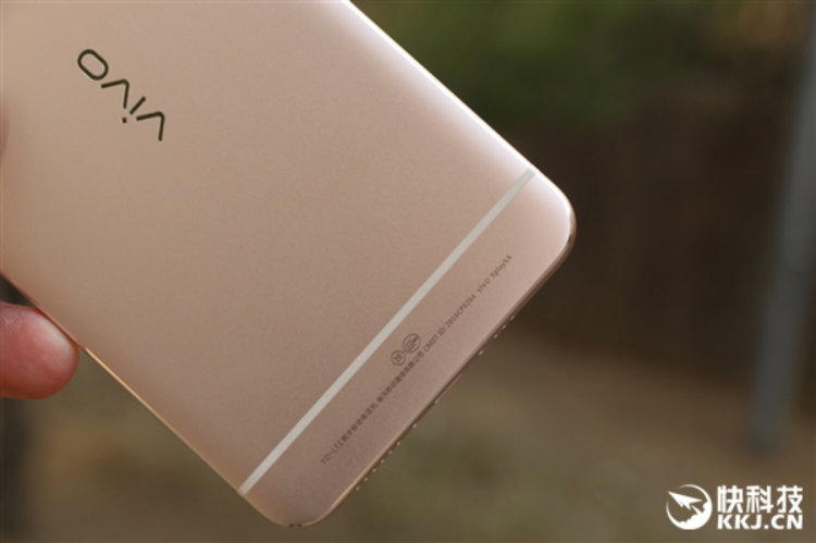 Фотографии телефона Xplay 5, с которого началась весна. Фотографии телефона Xplay 5, с которого началась весна. Фото.