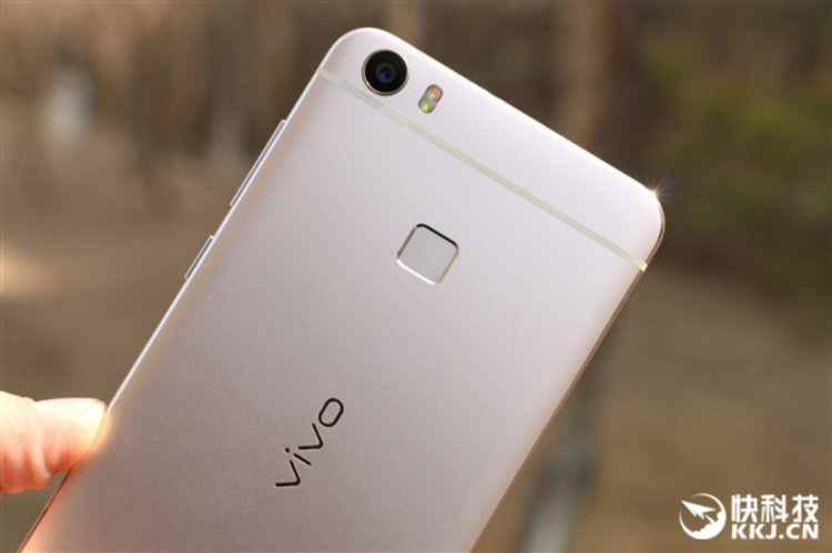 Фотографии телефона Xplay 5, с которого началась весна. Фотографии телефона Xplay 5, с которого началась весна. Фото.