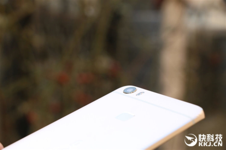 Фотографии телефона Xplay 5, с которого началась весна. Фотографии телефона Xplay 5, с которого началась весна. Фото.