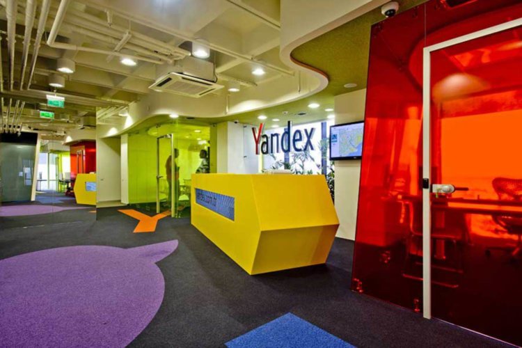 Суд отклонил иск Google к ФАС, компании придется уступить «Яндексу». Фото.