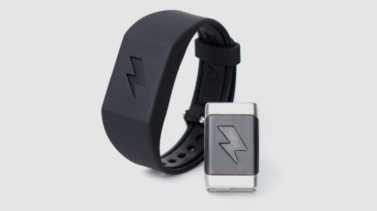 Этот фитнес-браслет разбудит вас разрядом электрического тока. Фото.