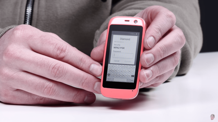 Встречайте самый маленький современный Android-смартфон. Встречайте самый маленький современный Android-смартфон. Фото.