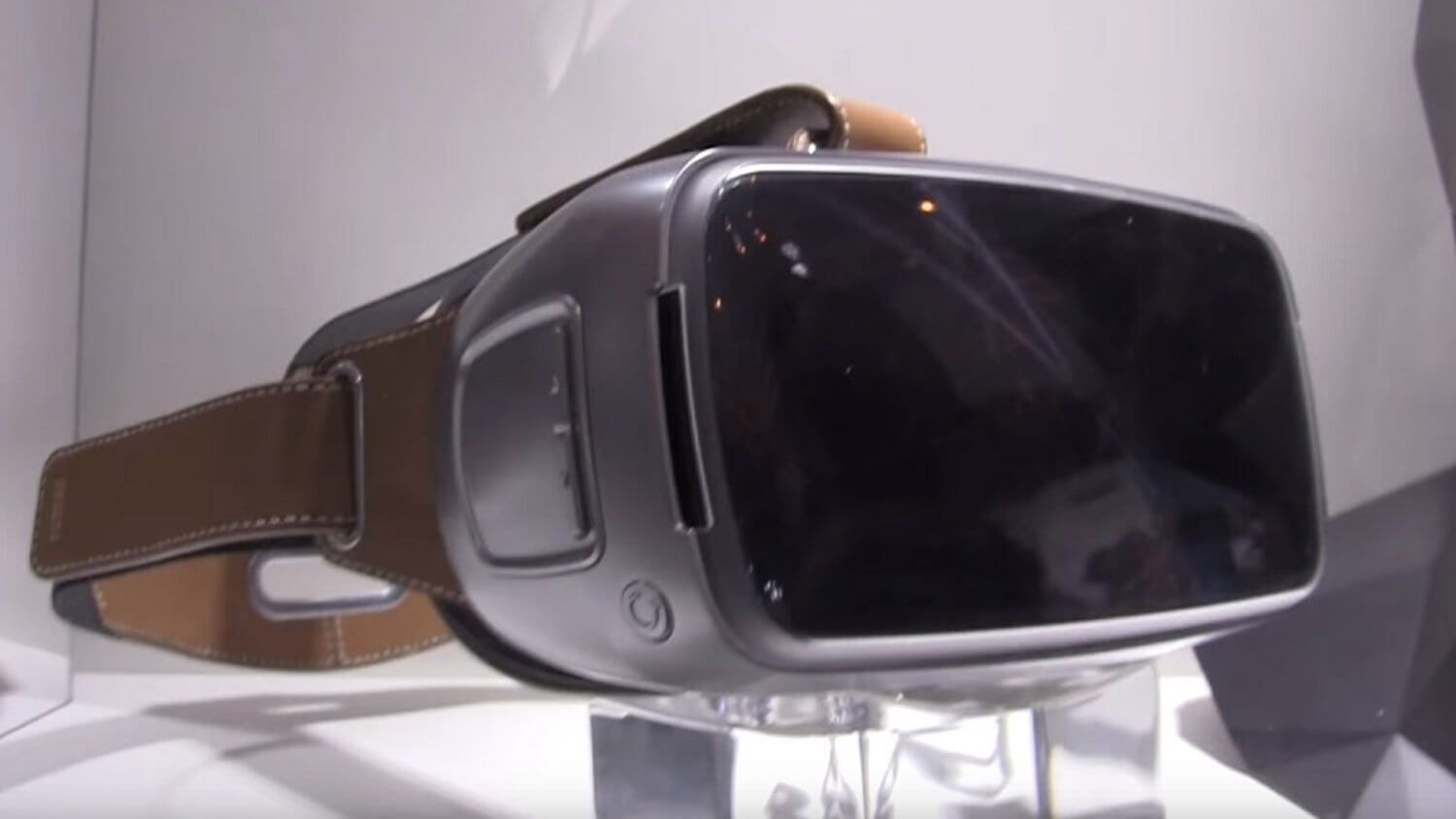 Почему шлем Asus VR может базироваться на Daydream? Фото.