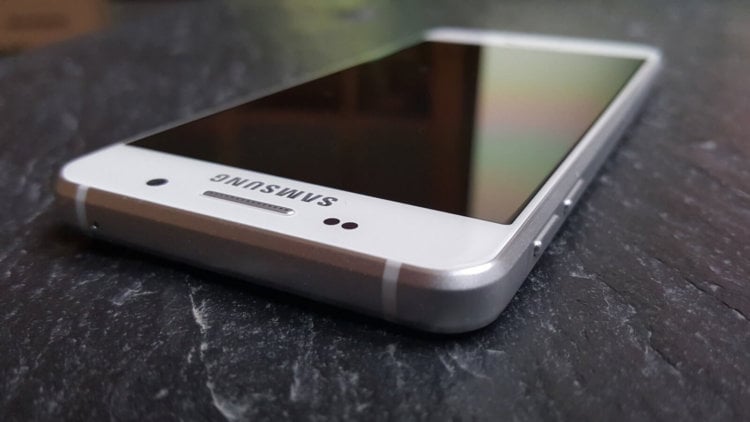 Samsung Galaxy C7 с 4 ГБ ОЗУ оценили дешевле 400 долларов. Фото.