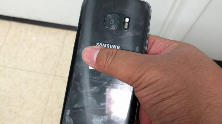 HTC 10 vs. Samsung Galaxy S7: 5 причин в пользу HTC. Отпечатки пальцев. Фото.