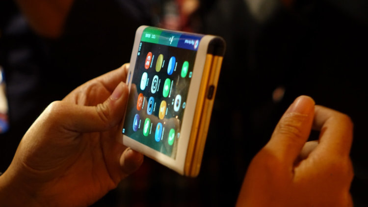 Lenovo представила прототипы сгибаемого телефона и складного планшета. Фото.