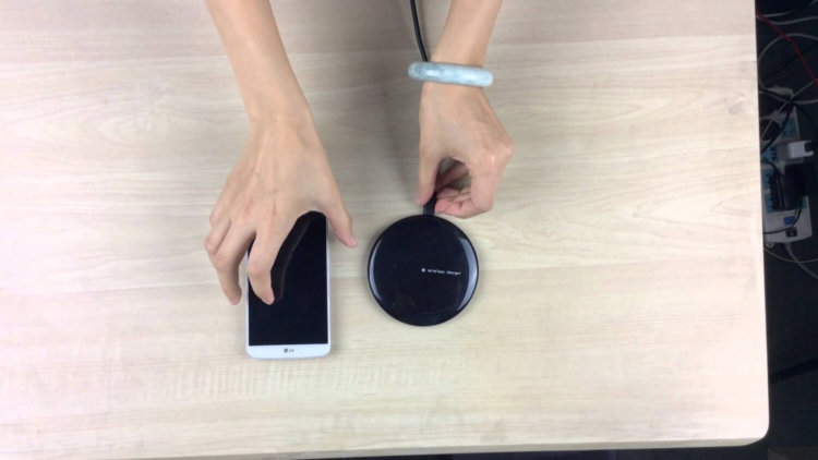 Смартфоны LG смогут заряжаться на расстоянии до 7 см от зарядки без проводов. Фото.