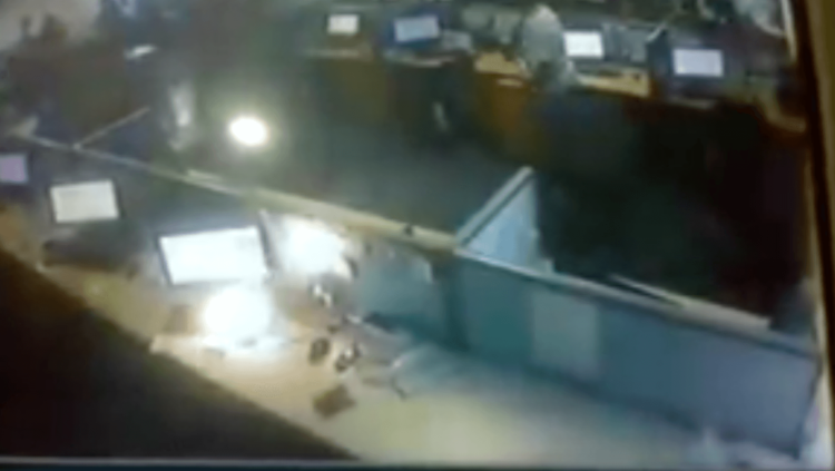 Что может случиться с лежащим на столе Xiaomi Mi 4i? Фото.