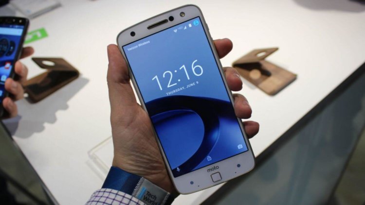 Так ли надёжно стекло Moto Z Force? Фото.