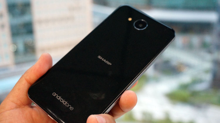 Каким стал первый японский смартфон из семейства Android One? Фото.