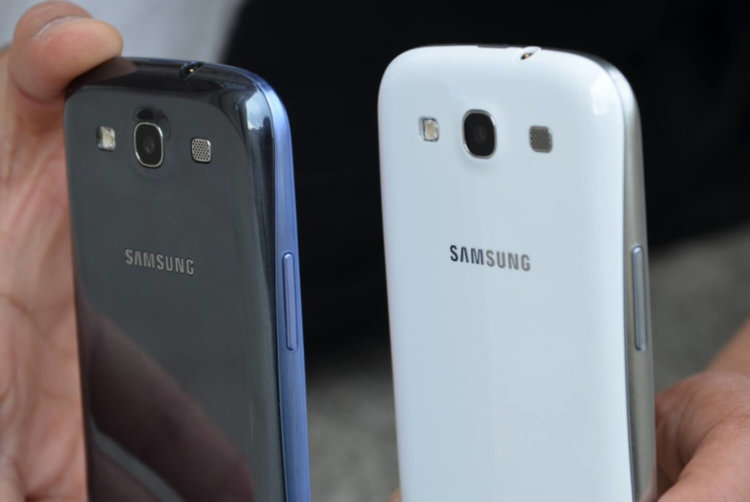 Телефоны-иконы, такие есть у каждой компании. Samsung Galaxy S3. Фото.