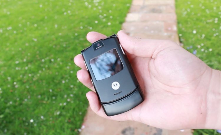 Телефоны-иконы, такие есть у каждой компании. Motorola RAZR V3. Фото.