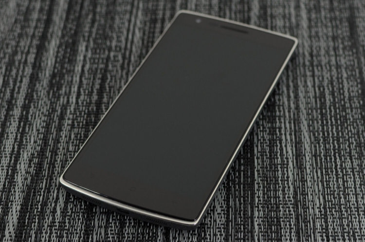 Телефоны-иконы, такие есть у каждой компании. OnePlus One. Фото.