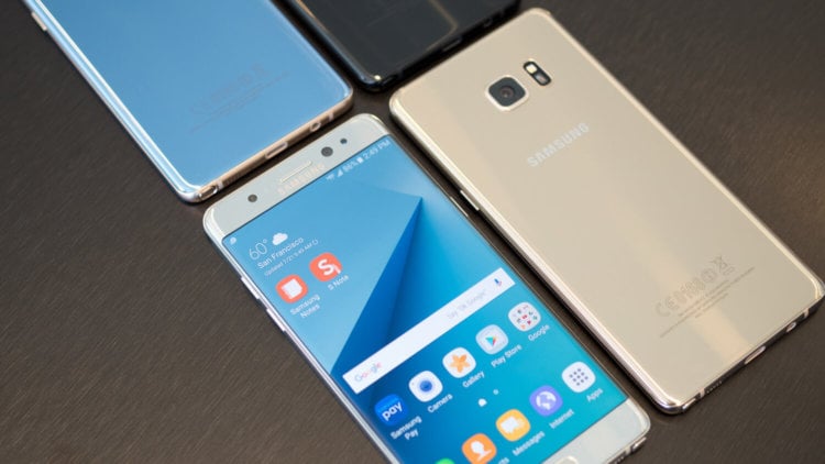 Первые 3 строчки списка самых продаваемых смартфонов принадлежат Samsung. Фото.