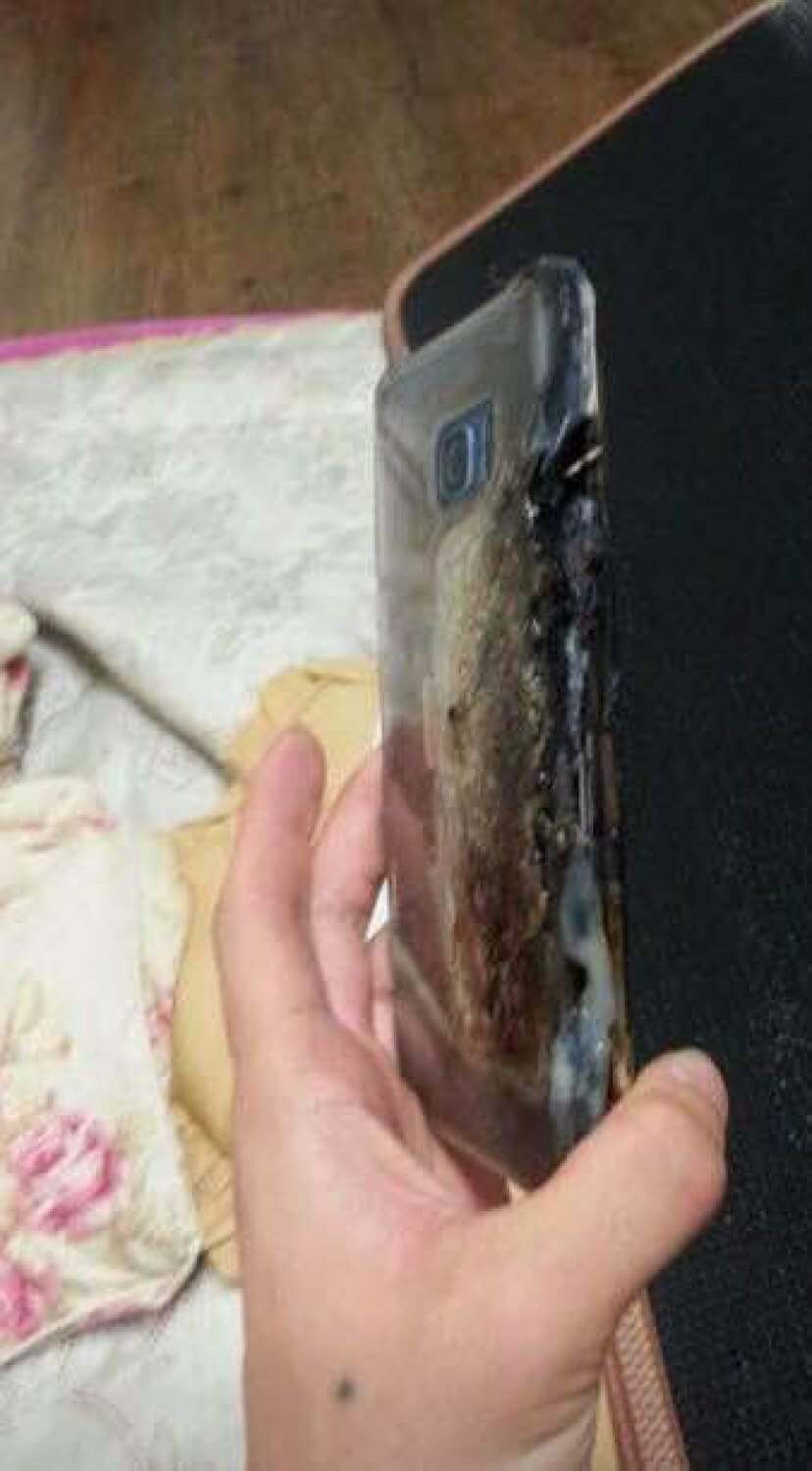Первый пошёл: Galaxy Note 7 взорвался во время зарядки. Фото.