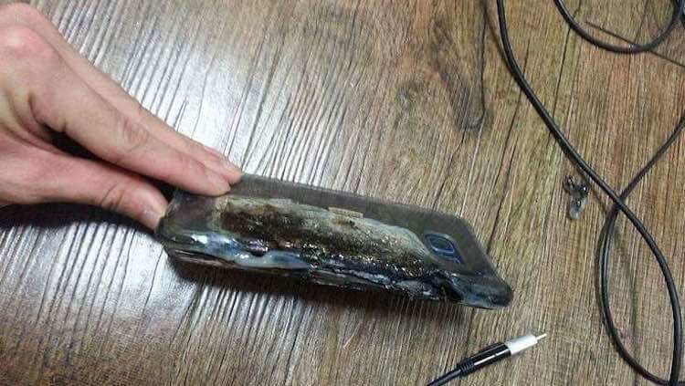 Первый пошёл: Galaxy Note 7 взорвался во время зарядки. Фото.