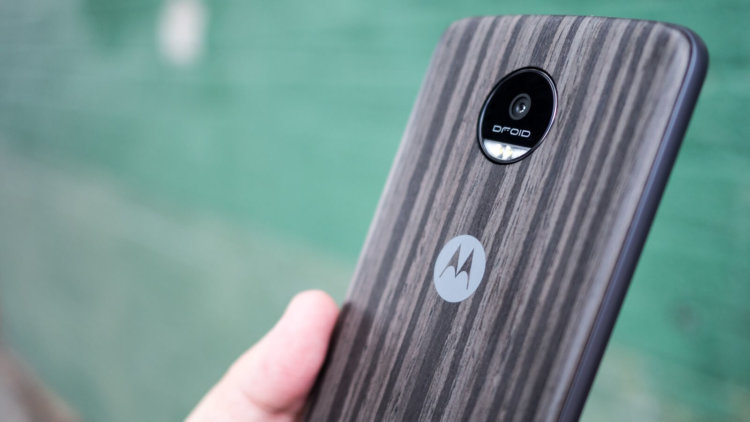 Motorola раскрыла список устройств, которые получат обновление до Nougat. Фото.