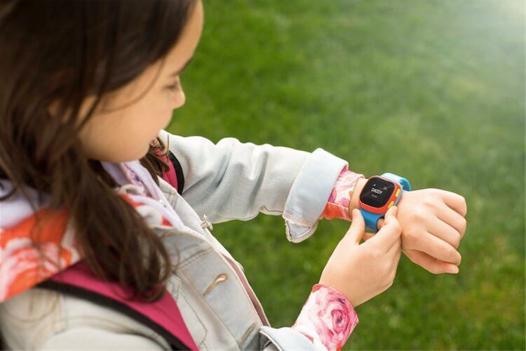 Часы и другие носимые девайсы Alcatel MOVE — для фитнеса, общения и детей. Фото.