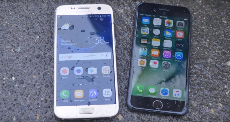 Galaxy S7 vs iPhone 7: кто выдержит испытание водой? Фото.