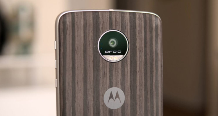 Лучшие смартфоны с двумя SIM-картами (2016). Motorola Moto Z Play. Фото.