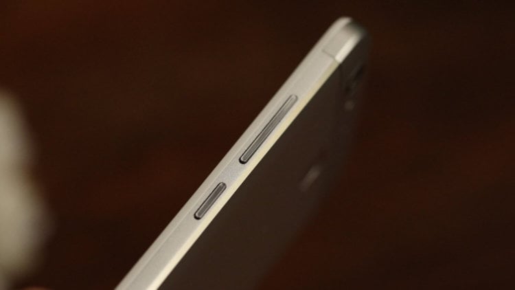 Huawei Enjoy 6 — достойный конкурент Xiaomi Redmi 3. Фото.