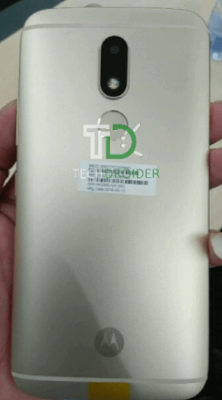 Moto M вновь показался на живых фото. Фото.