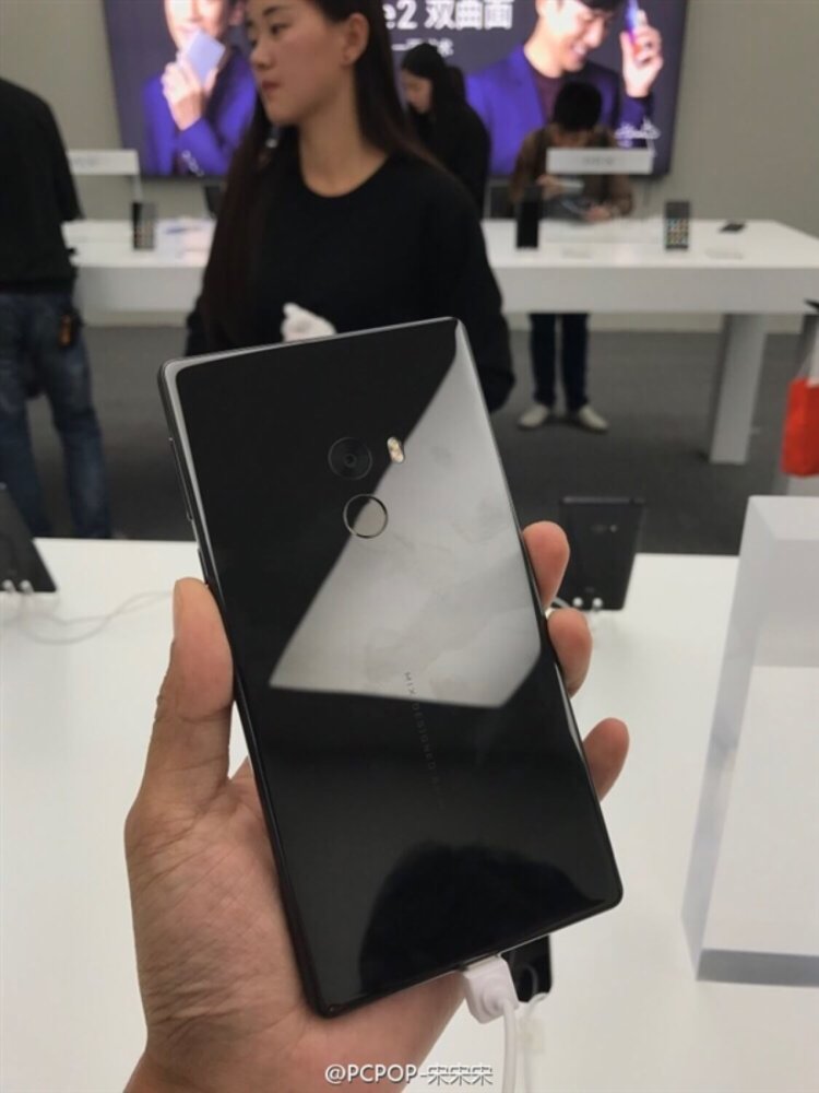 Xiaomi представила безрамочный смартфон Mi MIX. Фото.