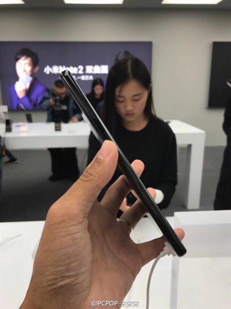 Xiaomi представила безрамочный смартфон Mi MIX. Фото.