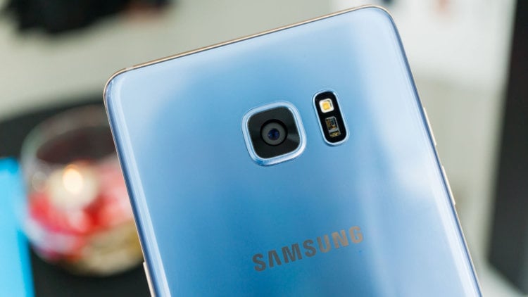 Samsung начинает продажи Galaxy S7 Edge в цвете «дымчатый сапфир». Фото.