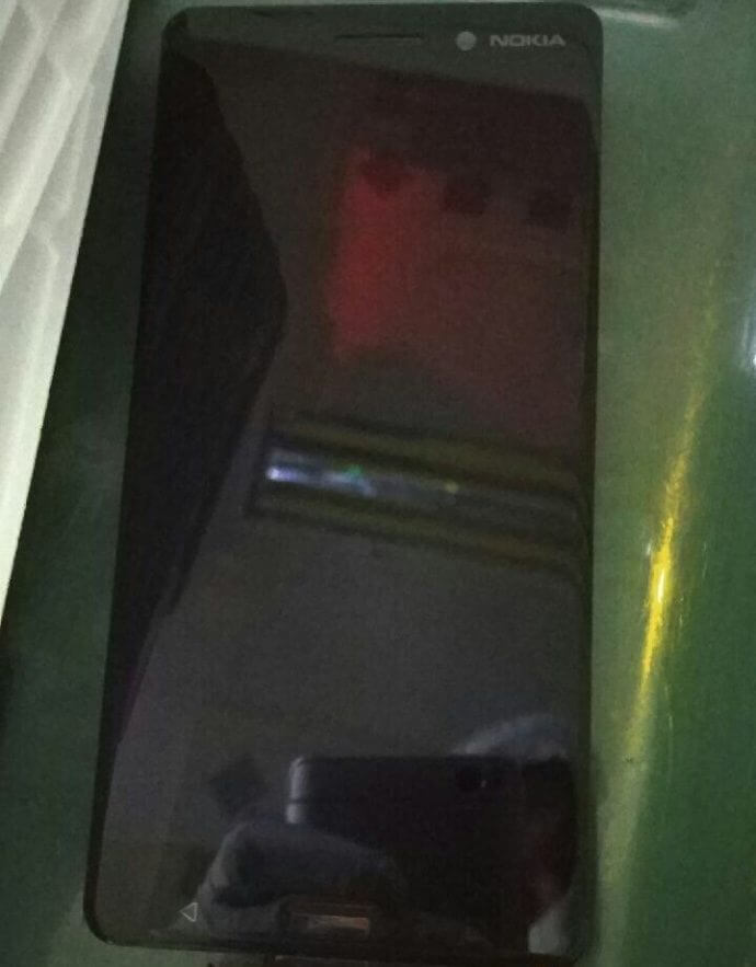 Передняя панель смартфона Nokia среднего класса — предположительно на фото. Передняя панель смартфона Nokia среднего класса — предположительно на фото. Фото.