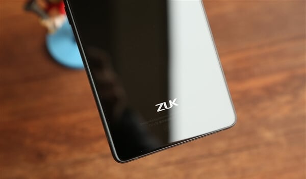 «Безрамочный» смартфон ZUK Edge представлен официально. Фото.