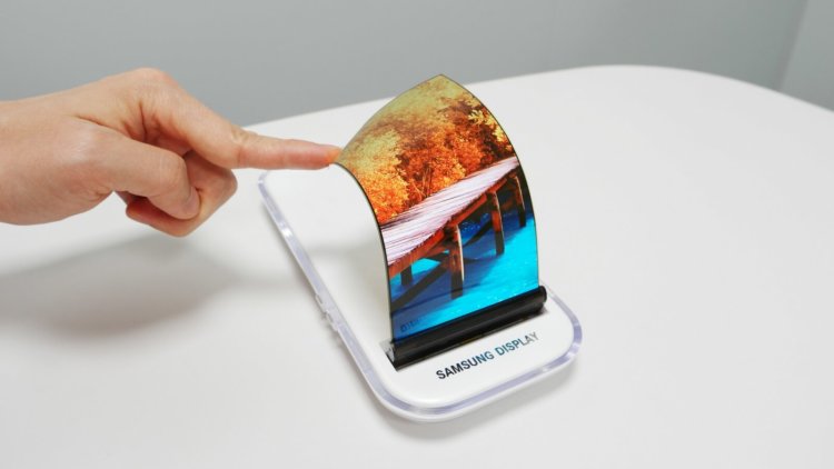 Samsung патентует футуристический смартфон-раскладушку с гибким дисплеем. Фото.