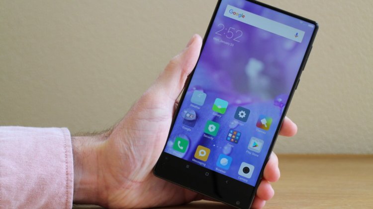 Экран Xiaomi Mi Mix 2 может занять 93% поверхности смартфона. Фото.