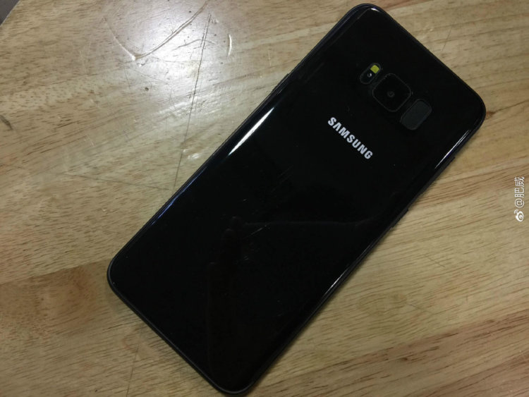 Предположительно задняя панель черного Galaxy S8