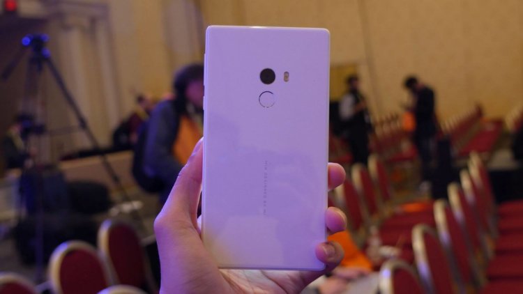 Xiaomi Mi MIX 2 впервые показался в бенчмарке. Фото.
