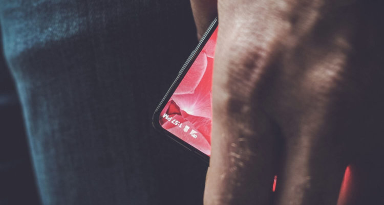 Новости Android, выпуск #106. Создатель Android Энди Рубин опубликовал первое фото своего безрамочного смартфона. Фото.
