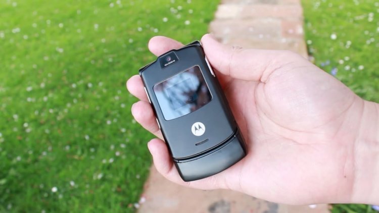Lenovo планирует возродить культовую раскладушку Motorola Razr V3. Фото.