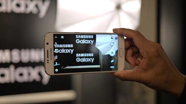 Samsung намекает на двойную камеру в новом Galaxy S8. Фото.
