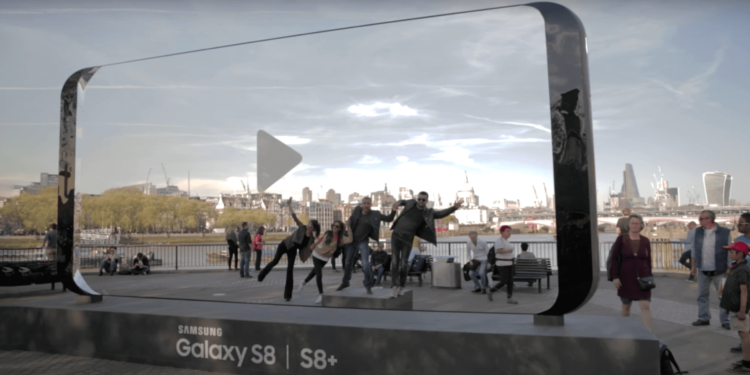 Samsung создала огромную скульптуру Galaxy S8 для новой рекламы. Фото.