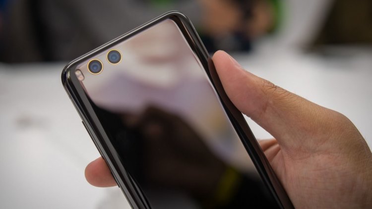 Xiaomi подтвердила наличие беспроводной зарядки в Mi 7. Фото.