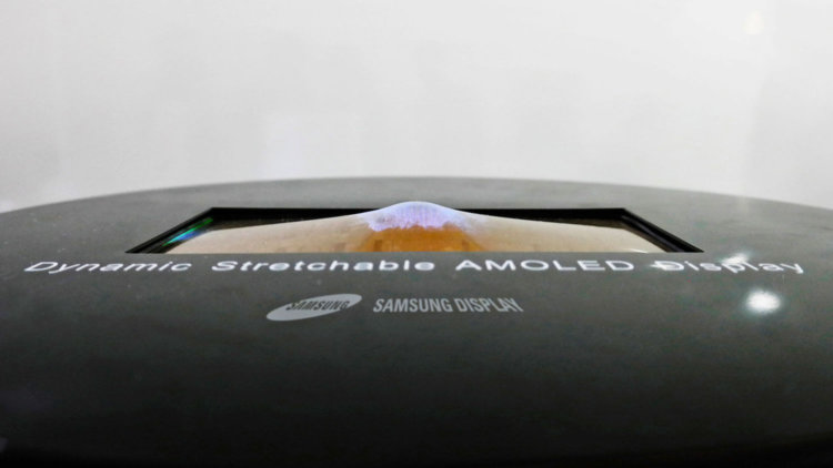 Samsung не справилась с показом растягивающегося дисплея. Фото.