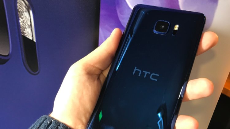 Покупатели HTC U 11 получат переходник для наушников из коробки. Фото.