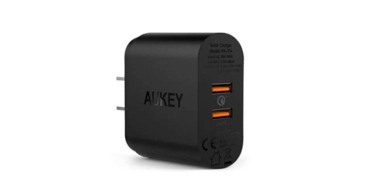 Лучшие зарядные устройства с большим количеством портов. Aukey с двумя портами и Quick Charge 3.0. Фото.