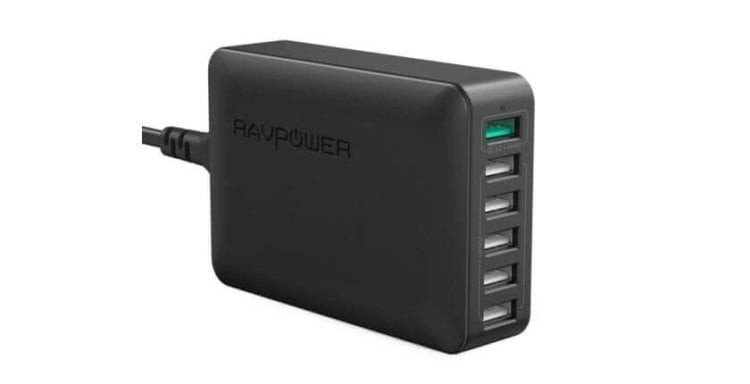 Лучшие зарядные устройства с большим количеством портов. RAVPower с шестью портами и Quick Charge 3.0. Фото.