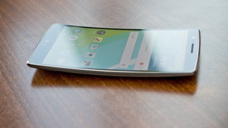 7 самых бесполезных телефонов в истории. LG G Flex. Фото.